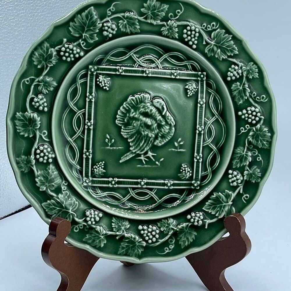 VTG Bordallo Piheiro Majolica luncheon plate turkey grape